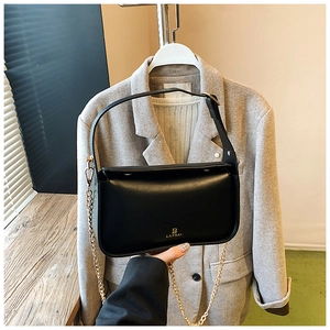 Détail du sac bandoulière en cuir noir mat avec chaîne dorée et logo B LANBAI gravé