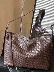 Sac à main hobo en cuir tressé marron foncé avec fermeture éclair à pampilles chic