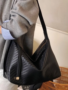 Sac à bandoulière tressé noir à grande capacité avec une texture mate haut de gamme