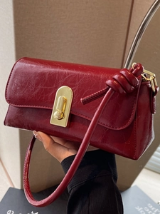 Sac sous les aisselles rouge foncé vintage minimaliste en cuir ciré brillant et boucle dorée