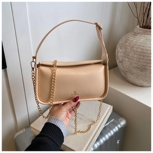 Détail d'un sac bandoulière crème chic avec chaîne dorée et emblème du logo B LANBAI