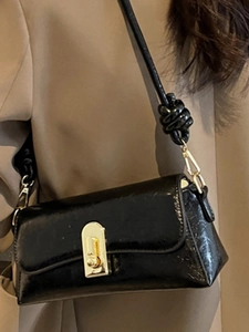 Sac à épaule minimaliste en cuir ciré noir avec boucle métallique dorée chic