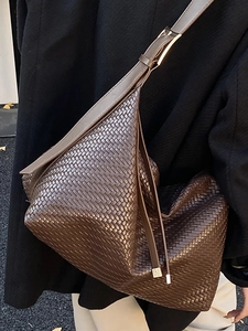 Sac bandoulière vintage marron foncé tressé avec glands et design minimaliste spacieux