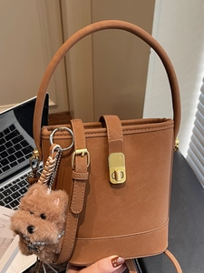 Sac Seau Vintage en Cuir PU pour Femmes Sac à Bandoulière Minimaliste Avec Fermoir Doré et Pendentif en Peluche Sac à Main