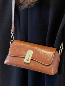 Sac à bandoulière chic en cuir plissé marron brillant avec fermoir rotatif doré femme