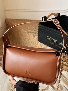 Sac bandoulière en cuir caramel avec détails dorés et rabat pour un look décontracté