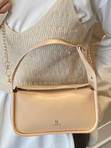 Sac à bandoulière chic en cuir mat beige avec chaîne dorée pour mode féminine