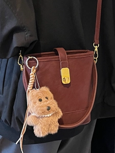 Sac seau vintage bordeaux avec fermoir doré et joli charm en peluche pour chiot