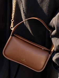 Sac bandoulière chic en cuir marron pour femme avec chaîne dorée et rabat