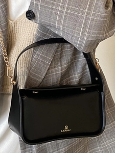 Sac bandoulière carré noir minimaliste avec chaîne dorée et design élégant pour femmes