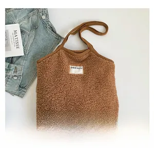 Détail du sac cabas marron en peau de mouton avec étiquette SEEYOU et fines anses