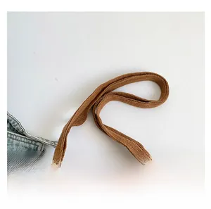 Détail du sac cabas en polaire marron avec une poignée en tissu tricoté assortie