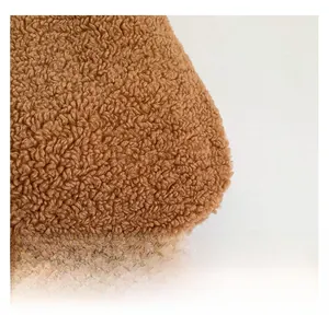 Vue détaillée de la texture épaisse en polaire peluche marron du grand sac d'hiver