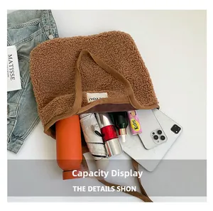 Détail du grand sac cabas en daim marron montrant sa grande capacité pour le quotidien