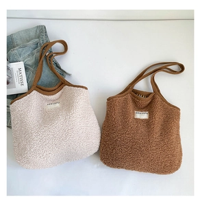 Détails des sacs fourre-tout en daim beige et café avec une étiquette tissée minimaliste