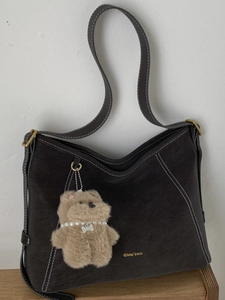 Sac sous le Bras de Style Coréen Vintage Niche pour Femmes Hiver Nouveau Sac à Épaule Minimaliste Chic pour Navetteur avec Pendentif Ours en Peluche