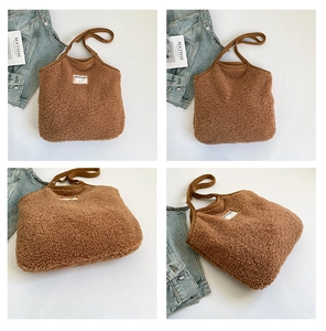 Détail d'un sac cabas marron en polaire bouclée avec étiquette tissée et texture douce