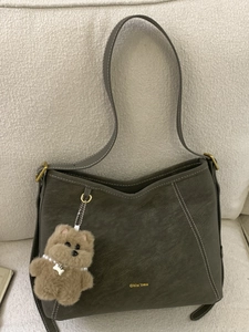 Sac à épaule rétro vert olive avec surpiqûres contrastées et breloque ourson