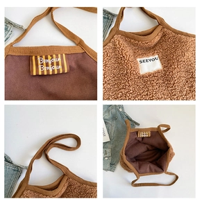 Détails du sac cabas en suédine marron avec écusson SEEYOU et étiquette intérieure