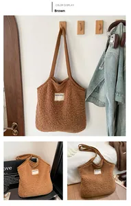 Gros plan du sac fourre-tout en polaire marron avec étiquette SEEYOU et texture douce