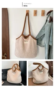 Détail du sac fourre-tout en polaire blanc cassé avec anses brunes et étiquette SEEYOU