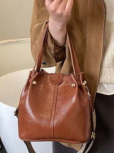 Retro braune Beuteltasche mit Goldnieten und breitem Riemen für tägliches Pendeln