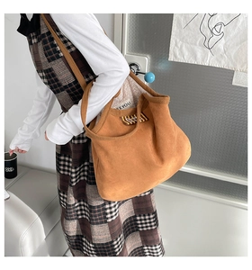 Détail du grand sac cabas en suédine marron avec doublure douce en peau lainée