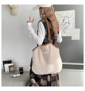 Détail du sac fourre-tout en peluche blanc avec lanières brunes et patch SEEYOU