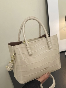Elegante borsa a secchiello crema effetto coccodrillo con dettagli dorati e manico
