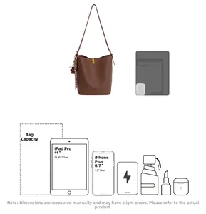 Sac seau en cuir marron montrant la capacité pour un iPad 11 pouces et objets divers