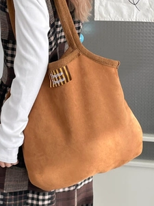 Grand sac cabas en suédine marron avec détails plissés et étiquette rayée pour le quotidien