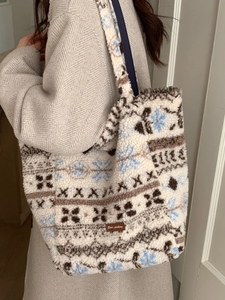 Fleece tote bag with Fair Isle snowflake patterns and shoulder strap for winter fashion