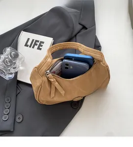 Vue de dessus de l'intérieur du sac kaki montrant la capacité pour deux smartphones