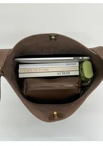 Vue de dessus de l'intérieur du grand sac fourre-tout en cuir marron montrant sa capacité