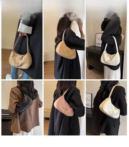 Détail du sac hobo montrant la texture plissée et la boucle dorée en C sous plusieurs angles