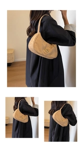 Détails de la texture marbre beige et de la boucle en métal du sac hobo