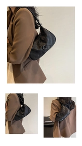 Détail du sac à bandoulière noir avec texture plissée et logo en métal C mat