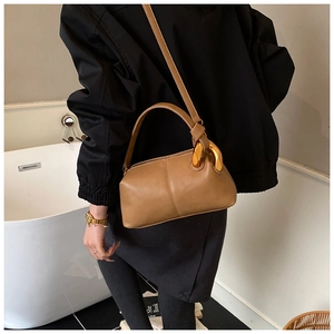 Détail du sac à main marron vintage Maillard avec chaîne dorée et texture en cuir raffinée