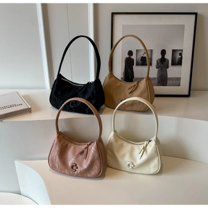 Détails de quatre sacs hobo minimalistes en noir, camel, rose poudré et blanc cassé