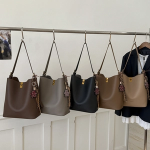 Sacs cabas minimalistes en cuir en cinq couleurs avec fermoir métallique et charm ours