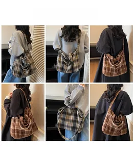Détail du grand sac cabas en toile à carreaux montrant le motif tartan classique chic