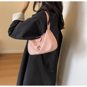 Gros plan détaillé d'un sac à bandoulière rose en similicuir avec texture marbrée