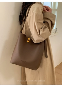 Détail du sac seau marron rétro en cuir grainé avec un fermoir doré métallique élégant