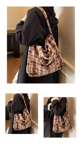 Détail du grand sac cabas en polaire à carreaux marron et rose avec bandoulière large