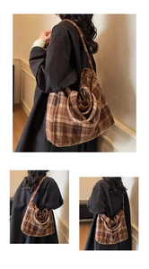 Vue détaillée d'un sac cabas à carreaux marron avec texture laineuse et bandoulière