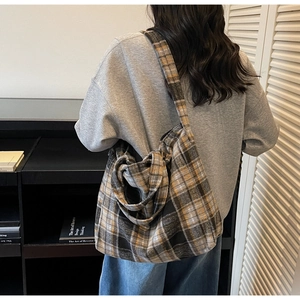 Vue détaillée du grand sac cabas à carreaux montrant la texture et le style drapé