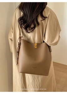 Vue détaillée du sac seau en cuir marron avec fermoir doré et accessoire foulard