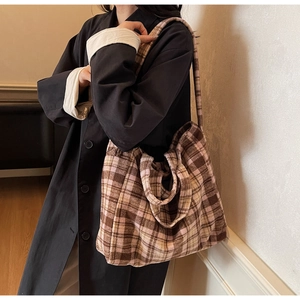 Détail du sac cabas écossais en laine avec motif à carreaux marron et rose poudré