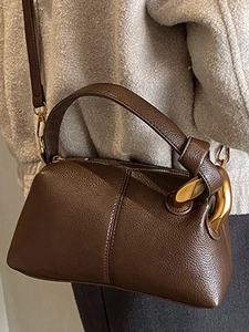 Sac à main marron texture litchi avec détails chaîne dorée et bandoulière réglable