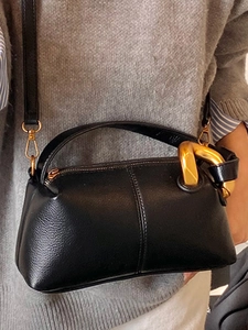 Sac à main chic en cuir noir avec grosse chaîne dorée et bandoulière réglable